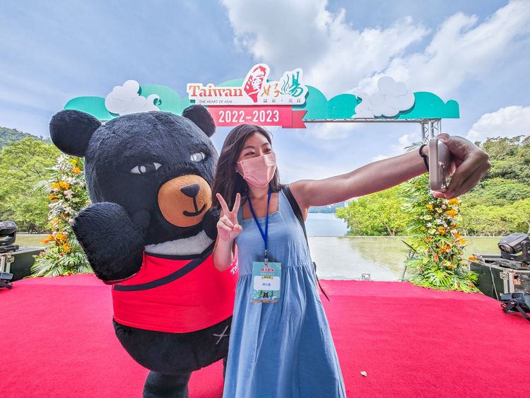 身穿原住民圖騰的「湯」字浴衣的「喔熊組長」，也受邀出席啟動儀式。田欣雲攝