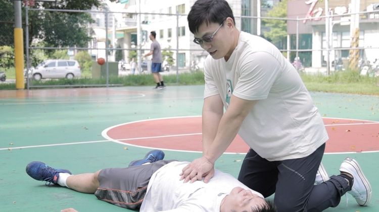 劉世清醫生過去就曾拍CPR影片宣傳。新北消防提供