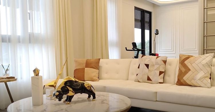 435藝文特區範圍不如江翠重劃區龐大，住宅產品量能容易飽和，供需平衡下房價並無走弱空間，均為購置上先搶先贏的緣由，因此呈現一房難求，圖片為「信義嘉品」樣品屋。業者提供