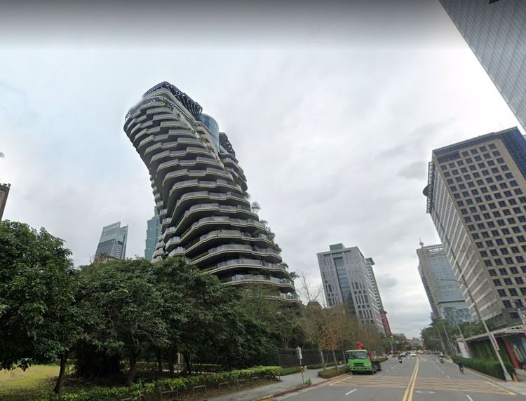 「陶朱隱園」基地面積2468坪，總戶數40戶，每層2戶，每戶290坪，成屋四年實價登錄一戶都沒有。翻攝畫面