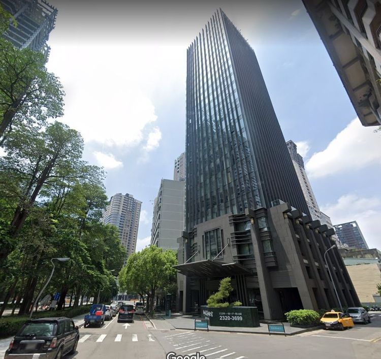 「鄉林美術館」同樣成屋多年銷售不易，最近還出了廣告奇招「我是老大爺、面對老佛爺」，蹭起附近預售豪宅的熱度。翻攝畫面