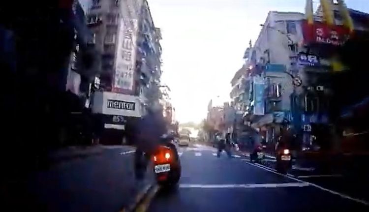 機車騎士這招網友笑翻是「輕功牽車飄」。引自爆料公社