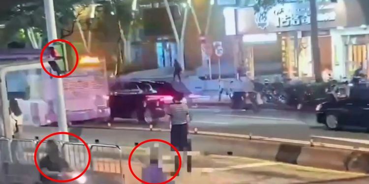 名醫王群光過馬路時闖紅燈，遭直行機車撞飛。翻攝畫面