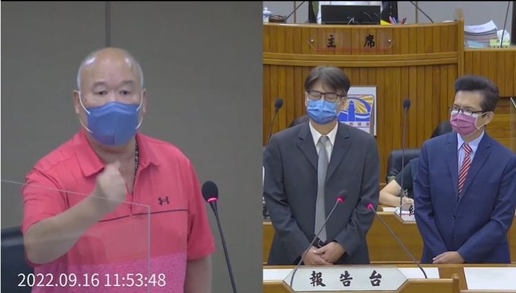 議員張再興（左）質詢教育處學務科長蔡瑞全（右）和教育處長蘇啟昌（中）。翻攝議會