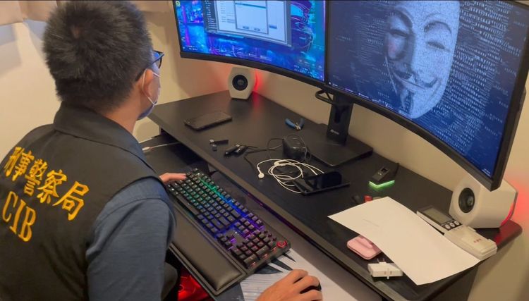 警方於詐欺機房蒐證。翻攝畫面