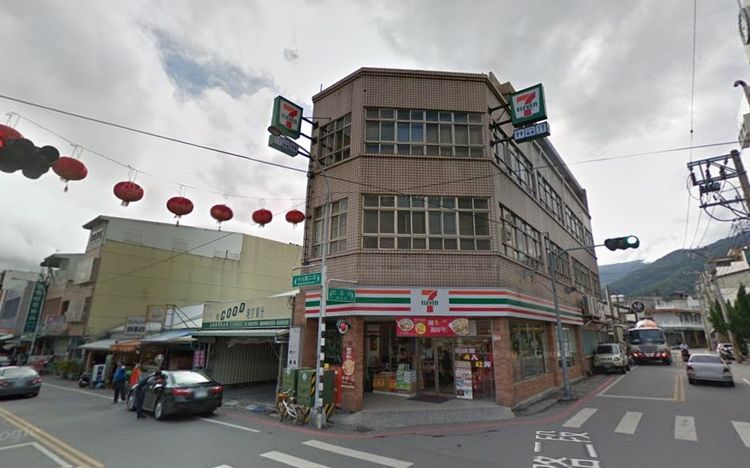 早期建築不少將一樓商用空間打通，地震來臨時，容易造成「軟腳」倒塌。翻攝畫面