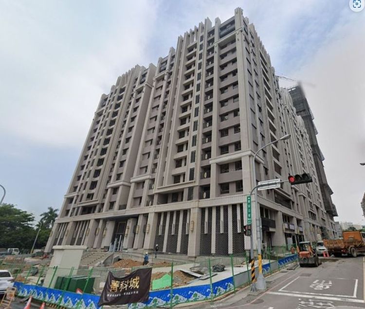 該社宅為當初豐邑購入的建功自辦重劃2筆、各2千多坪土地，採大規模造鎮計劃，首先推出「豐邑菁科城」、二期「豐邑菁科2 MAX」，當中一定比例作為社宅規劃。翻攝畫面