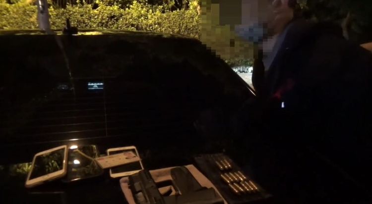 警方逮捕正在交易槍枝的龍男，並查扣1把改造槍枝。翻攝畫面