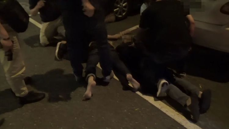 警方逮捕正在交易槍枝的龍男˙。翻攝畫面