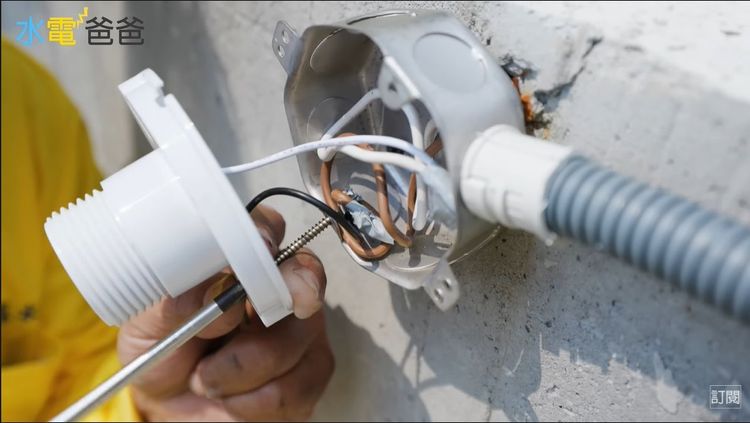 黃爸實驗還原案主家中，被螺絲「鎖」到電線的電燈開關。YouTube/水電爸爸