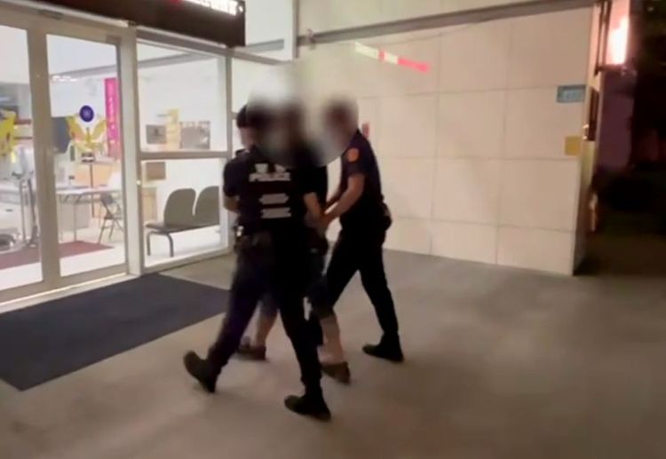 警方逮捕丟擲汽油彈的李男到案。翻攝畫面