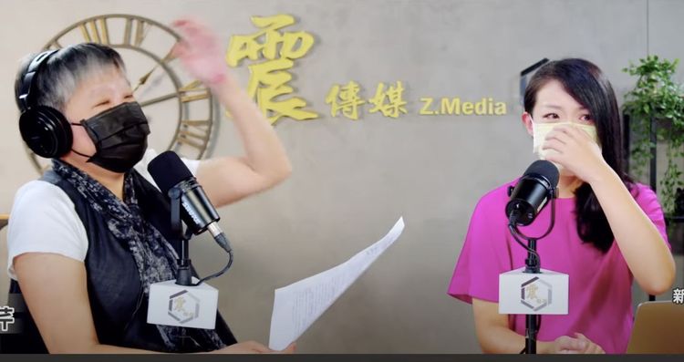 民眾黨新竹市長參選人高虹安（右）上節目解釋論文爭議，一度淚灑現場。翻攝自震傳媒