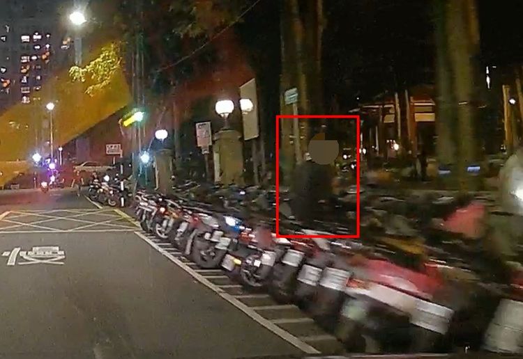 譚男（紅框）坐在父親借他的機車上。民眾提供