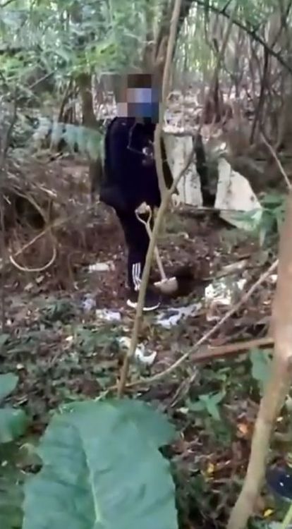 被害人遭威脅挖洞自埋。翻攝畫面