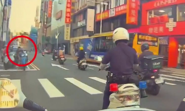 呂男囂張的不戴安全帽就上路，被巡邏警發現。警方提供