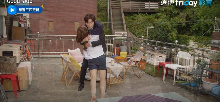 俞利（前）在《GOOD JOB》沒站穩，跌到丁一宇懷中。翻攝friDay影音