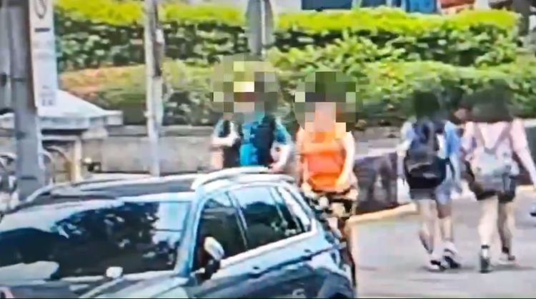 身穿花襯衫的季男（圖左）接種疫苗後，步行離開醫院。翻攝畫面