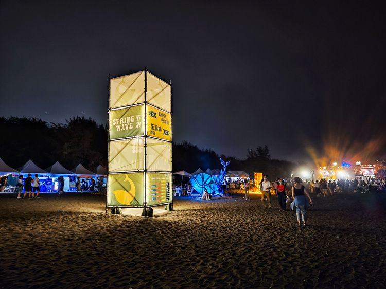 夜間照明也聘請專業燈光師，單獨編列預算規劃沙灘全區照明。田欣雲攝