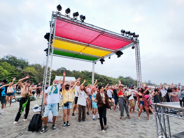 觀眾與台上表演者互動，氣氛熱烈。田欣雲攝