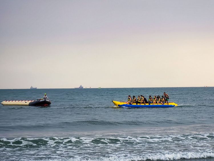 遊客可付費體驗香蕉船。田欣雲攝