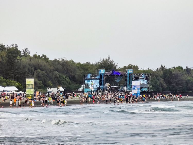 「春浪海線・台南」登陸安平漁光島，現場搭建4個音樂舞台，其中3個坐落沙灘、與海相鄰。圖為「花浪浪舞台」田欣雲攝