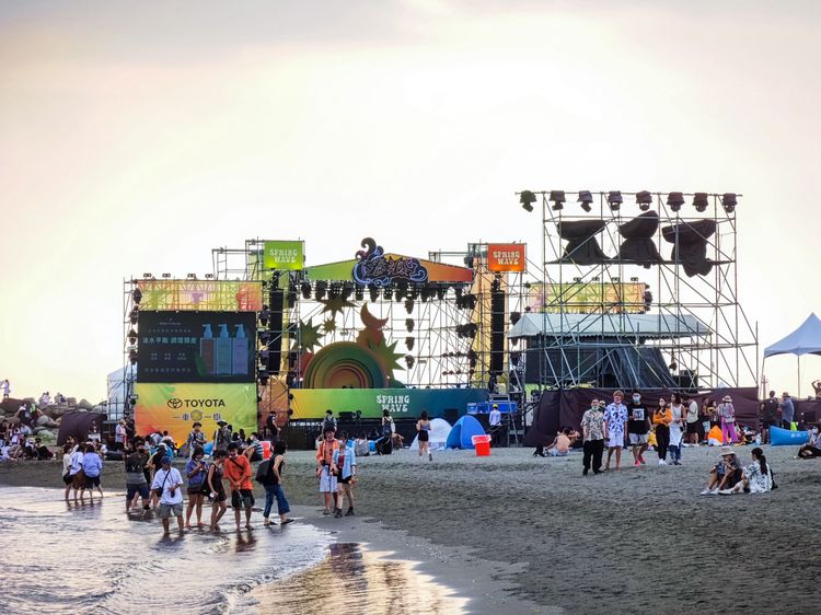 以黃色為主色調的「秋嗨嗨」舞台，年輕人喜愛的獨立樂團、嘻哈音樂於此登場。田欣雲攝