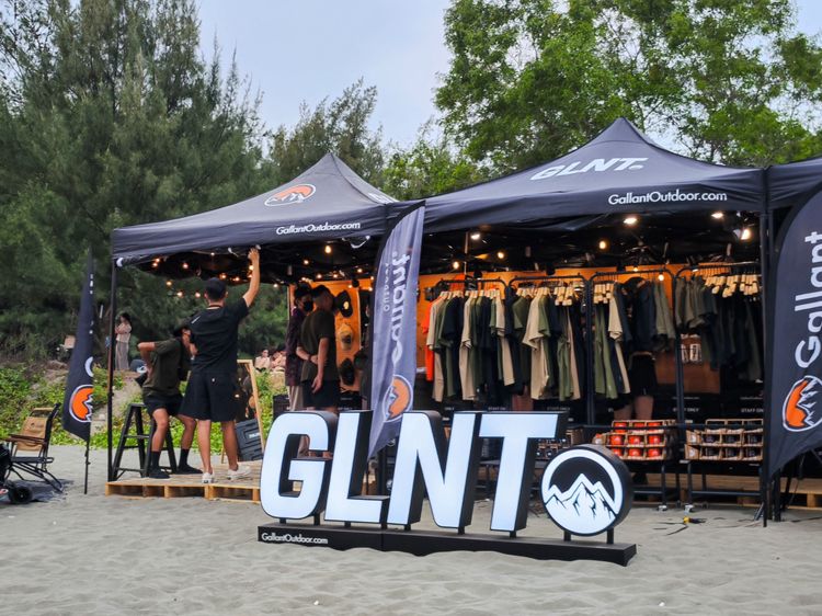 戶外品牌Gallant除了與春浪合作，提供免裝備露營外，也於沙灘展售露營相關商品。田欣雲攝