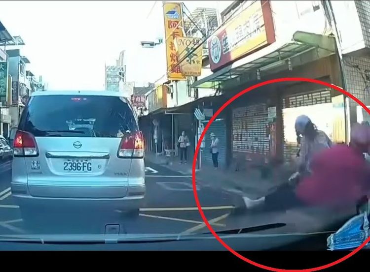 紅衣婦人與第二輛機車發生碰撞事故。翻攝自Andy老爹臉書