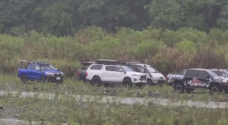 野營車受困溪床。翻攝畫面