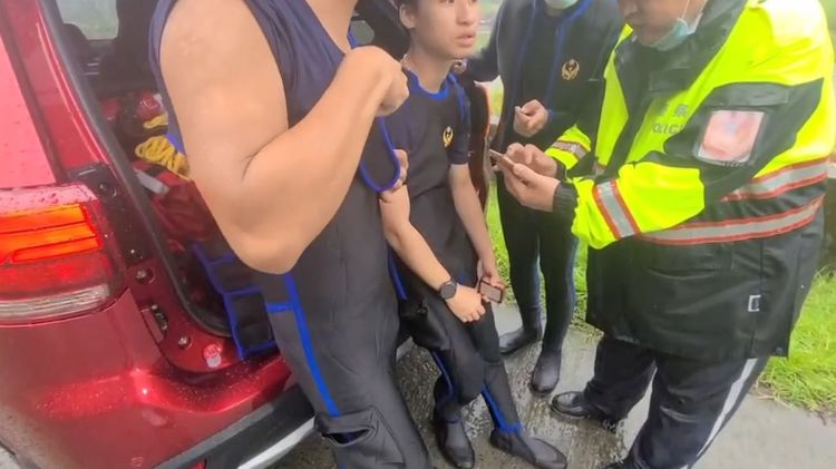 警方救出受困的民眾。翻攝畫面