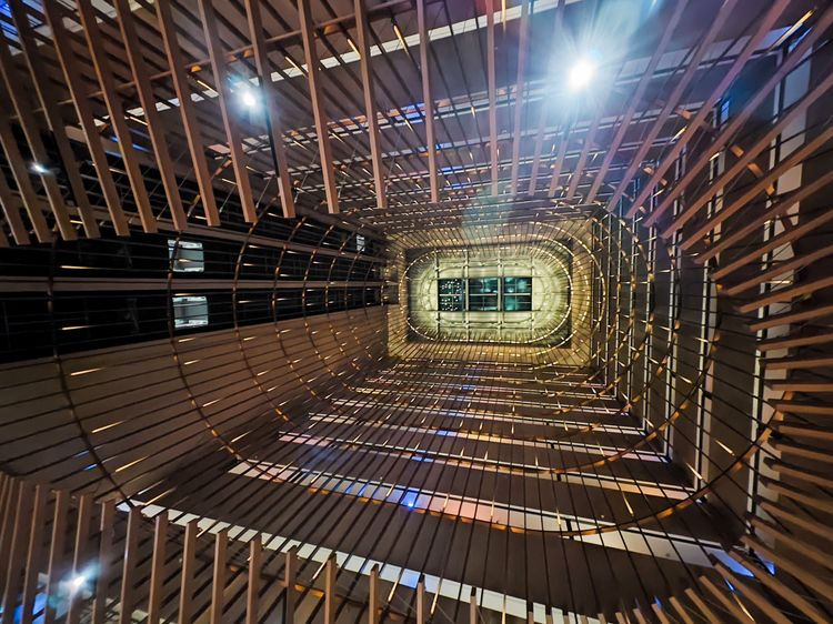 酒店大廳天井設計發想自魚簍意象的裝置藝術，呼應著安平港周邊常民生活的過往。田欣雲攝