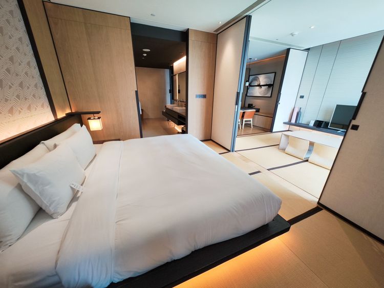 「豪華日式榻榻米房」內不僅擁有一張200乘以200公分的英國皇室御用「斯林百蘭」品牌特大床，榻榻米區域還可另鋪床墊。田欣雲攝