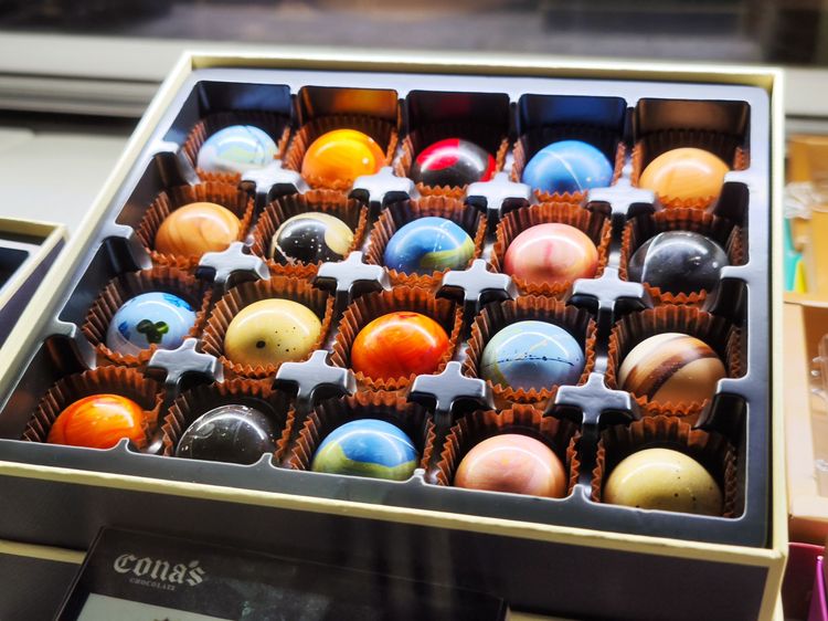 造型顏色繽紛多彩的星座巧克力。田欣雲攝