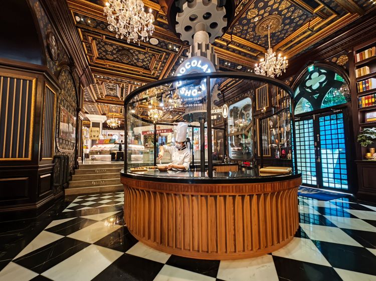 上午11點不到，妮娜巧克力夢想城堡大廳的玻璃展示區內，魏婉羽已在大理石台前忙著準備材料。田欣雲攝