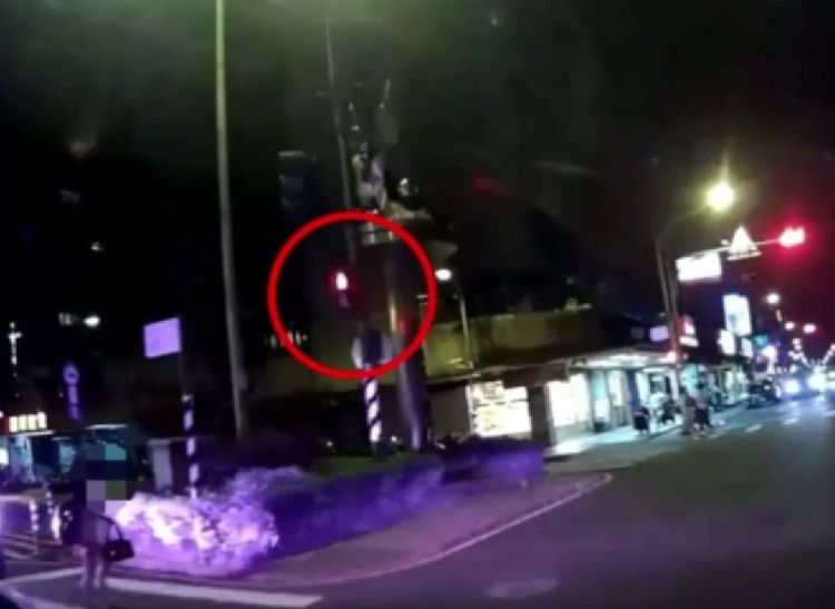 小四女童闖紅燈（紅圈）的情形。翻攝畫面