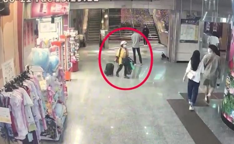 邱女平常假扮旅客，實則在找真正的旅客下手。翻攝畫面