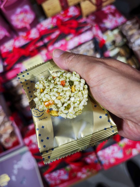 米香酥脆不軟的祕密，在於包裝使用了特殊材質。田欣雲攝