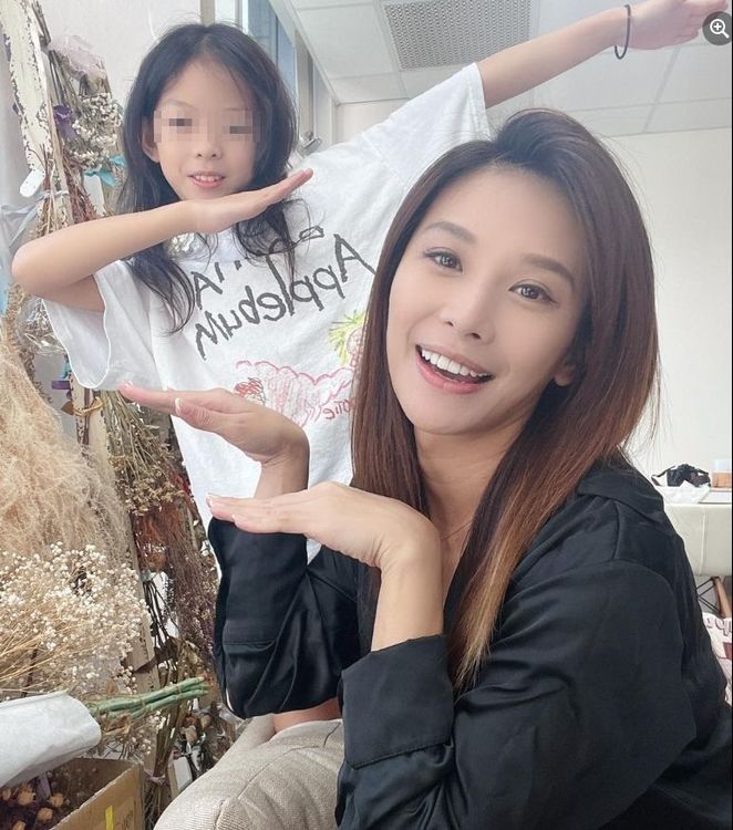 艾莉絲開心女兒長大了。引自艾莉絲臉書