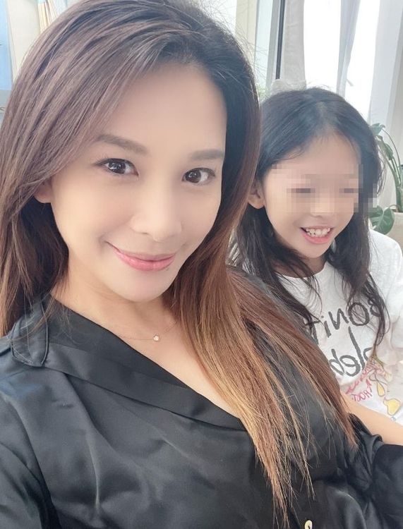 艾莉絲和9歲愛女感情好。引自艾莉絲臉書