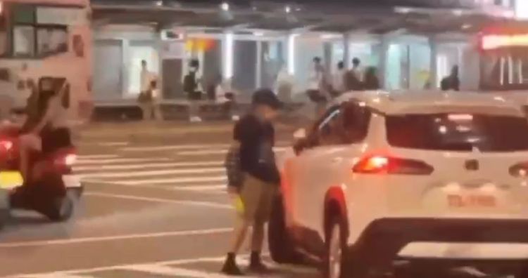林男不滿被超車，竟下車找對方理論。翻攝畫面