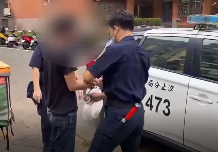 警方上銬逮捕余姓通緝犯。翻攝畫面