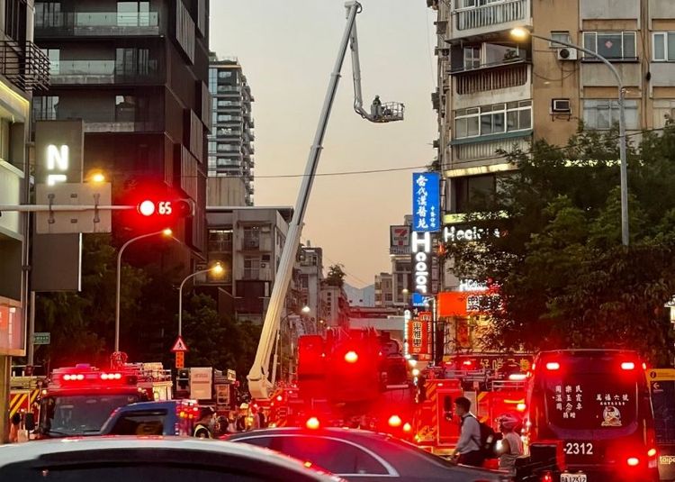 消防人員到現場撲滅火勢。民眾續彥華提供