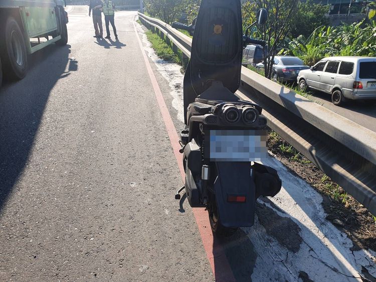 王姓騎士倒地後，不幸遭貨車輾壓，最後傷重不治。翻攝畫面