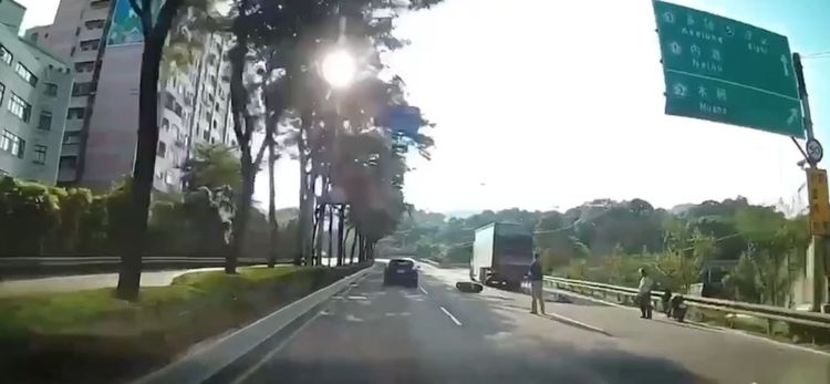 民眾行車經過事故現場。翻攝畫面