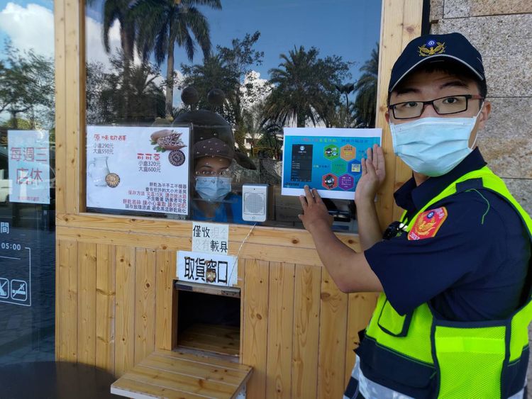 警方到店家張貼防詐標語。警方提供