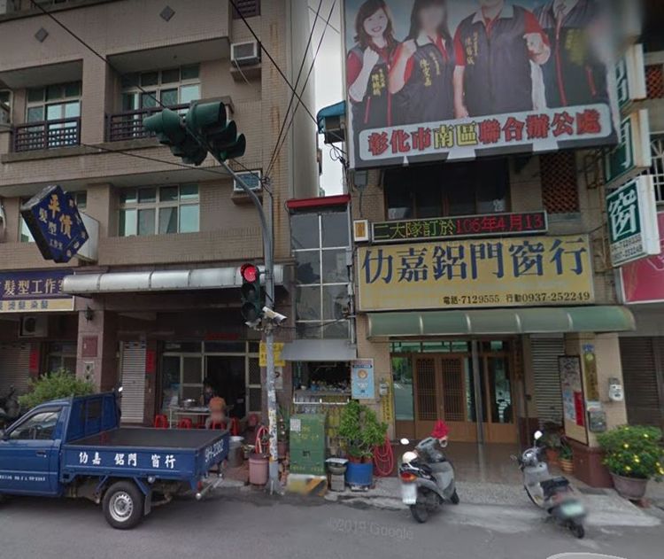 大埔的延平路， 2棟民宅之間本來是一條狹小的防火通道，竟搭設變自家。翻攝畫面