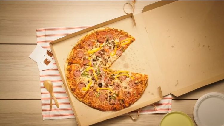 高市府今發表的「緊看邁」短片，以Pizza少了一片，凸顯高雄輕軌成圓的重要。高市府提供