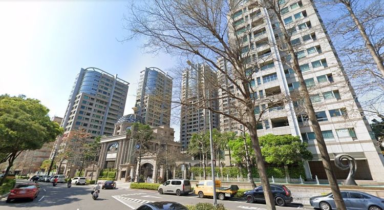 仁愛路三段的店面成交單價從90－210萬元不等，依據位置與面寬存在價差，圖為「宏盛帝寶」周邊街景。翻攝Google map