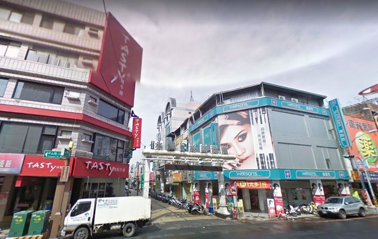 數年前永樂商圈入口還有兩大連鎖品牌，但如今連「屈臣氏」都撤走。翻攝畫面