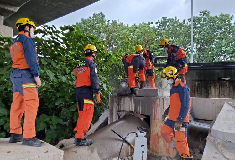 第五救災救護大隊率先在今天（5日）在橫科搜救犬訓練基地先行辦理訓練。新北消防提供